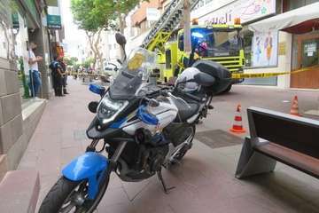 Intervención de los bomberos en el número 40 de la Avenida de la Constitución en Los Llanos de Telde/TA.
